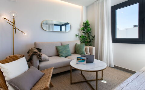 Skyhill: Möbel, Eigentum, Pflanze, Couch, Azurblau, Tabelle, Interior Design, Zimmerpflanze, Holz, Wohnzimmer