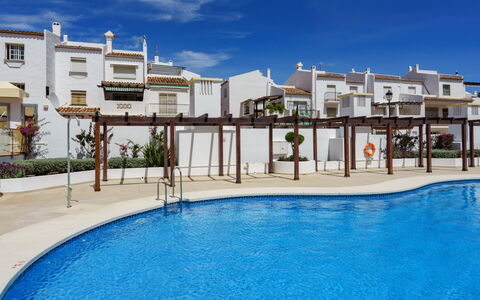 Sea View Marina del Castillo: Wasser, Himmel, Wolke, Gebäude, Blau, Azurblau, Schwimmbad, Gewässer, Strandresort, Freizeit
