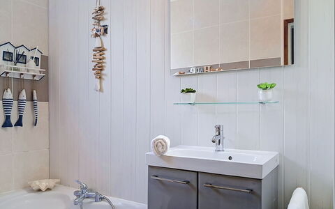 Mayne: Badezimmer, Interior Design, Armatur, Wand, Flooring, Sinken, Bad Sink, Zapfhahn, Spiegel, Badezimmerschrank