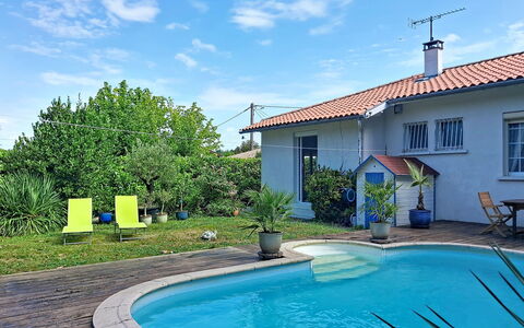 Mayne: Blau, Schwimmbad, Haus, Wohngebiet, Zuhause, Hütte, Eco Hotel, Landscaping, Garten, Estate
