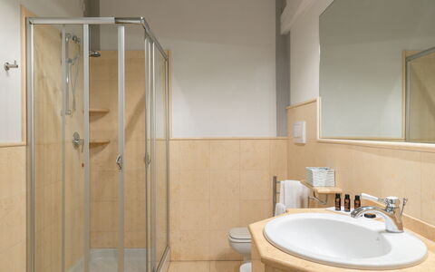 Appartamento Reale: Spiegel, Zapfhahn, Eigentum, Sinken, Bad Sink, Armatur, Badezimmer, Holz, Gebäude, Interior Design