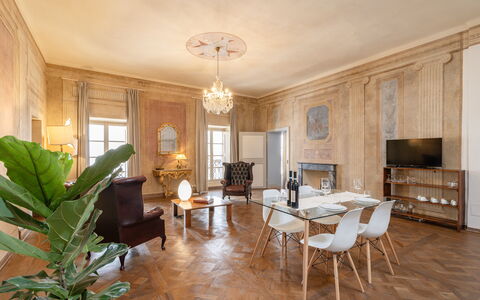Appartamento Reale: Möbel, Tabelle, Pflanze, Couch, Holz, Gebäude, Stuhl, Fenster, Interior Design, Bilderrahmen