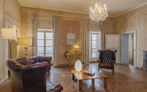 Appartamento Reale: Tabelle, Eigentum, Möbel, Couch, Bilderrahmen, Gebäude, Holz, Fenster, Stuhl, Interior Design
