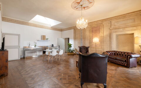 Appartamento Reale: Tabelle, Möbel, Holz, Beleuchtung, Halle, Interior Design, Gebäude, Cabinetry, Flooring, Fussboden