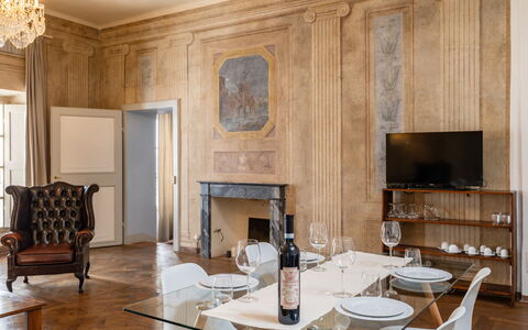 Appartamento Reale: Tabelle, Eigentum, Möbel, Stuhl, Holz, Interior Design, Beleuchtung, Gebäude, Küche, Wohnzimmer