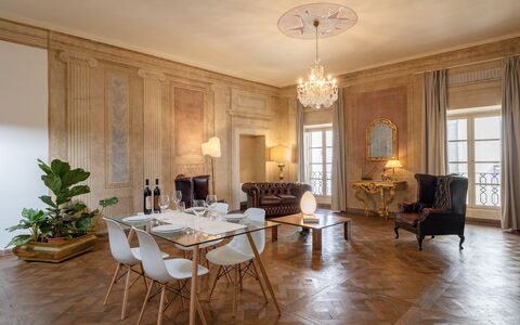 Appartamento Reale: Tabelle, Möbel, Pflanze, Stuhl, Holz, Gebäude, Interior Design, Fenster, Flooring, Dekoration