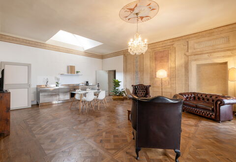 Appartamento Reale: Tabelle, Möbel, Holz, Beleuchtung, Halle, Interior Design, Gebäude, Cabinetry, Flooring, Fussboden