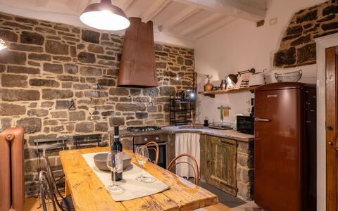 La Piccina: Cabinetry, Möbel, Eigentum, Countertop, Tabelle, Holz, Küche, Beleuchtung, Küchengerät, Interior Design