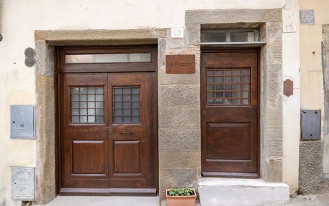 La Piccina: Braun, Tür, Gebäude, Holz, Pflanze, Home Door, Fenster, Backstein, Haus