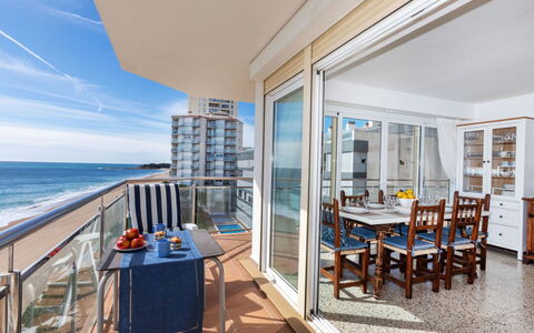 Onades: Möbel, Eigentum, Cabinetry, Komfort, Fenster, Gebäude, Spiegel, Holz, Bettrahmen, Bett