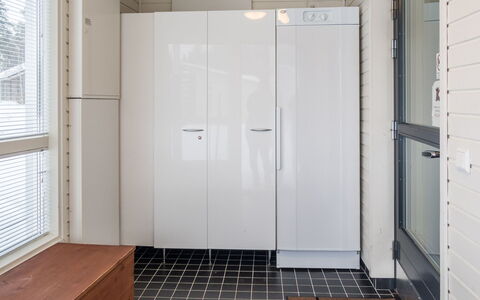 Vuokatinranta Suite 2 B: Möbel, Interior Design, Flooring, Fussboden, Tabelle, Decke, Küche & Esszimmer Tisch, Beleuchtung, Stuhl, Zuhause