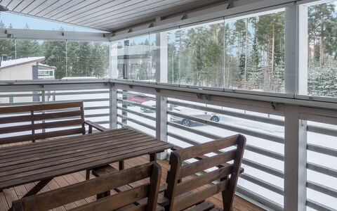 Vuokatinranta Suite 2 B: Möbel, Interior Design, Flooring, Fussboden, Tabelle, Decke, Küche & Esszimmer Tisch, Beleuchtung, Stuhl, Zuhause