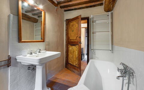 Casa Di Pietro In Vivo D'orcia, Pool: Wand, Holz, Armatur, Flooring, Braun, Fussboden, Installation, Zapfhahn, Badezimmer, Sinken