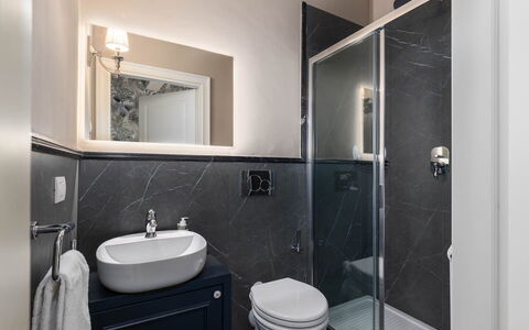 Torretta Penthouse by Geco Vacation Rentals: Badezimmer, Armatur, Bad Sink, Sinken, Interior Design, Flooring, Fussboden, Zapfhahn, Toilette, Spiegel