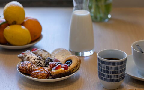 Torretta Penthouse by Geco Vacation Rentals: Essen, Geschirr, Servierware, Tasse, Dishware, Zutat, Drinkware, Kaffeetasse, Teller, Dessert