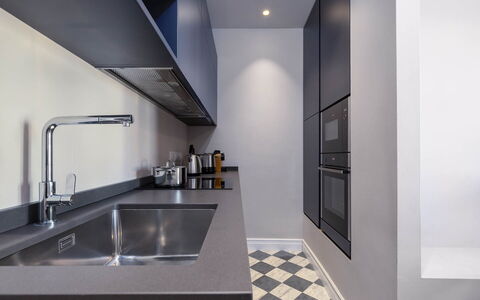 Torretta Penthouse by Geco Vacation Rentals: Küche, Countertop, Küchengerät, Interior Design, Major Appliance, Cabinetry, Herd, Flooring, Sinken, Haushaltsgerät