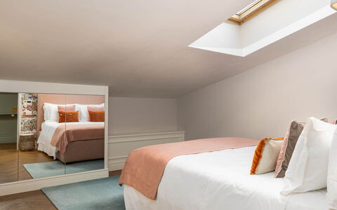 Torretta Penthouse by Geco Vacation Rentals: Interior Design, Wand, Möbel, Holz, Schlafzimmer, Decke, Bett, Fussboden, Flooring, Beleuchtung
