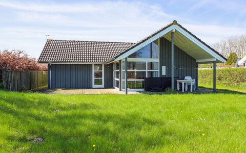 Carit - 80M from the Sea: Estate, Schatten, Auffahrt, Bauernhaus
