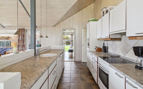 Carit - 80M from the Sea: Estate, Schatten, Auffahrt, Bauernhaus