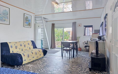 Les Lauriers Blancs: Möbel, Flooring, Interior Design, Fussboden, Decke, Zimmer, Couch, Wohnzimmer, Zuhause, Beleuchtung