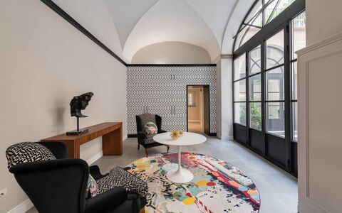Duomo Penthouse by Geco Vacation Rentals: Tabelle, Möbel, Eigentum, Gebäude, Interior Design, Komfort, Beleuchtung, Flooring, Die Architektur, Fussboden