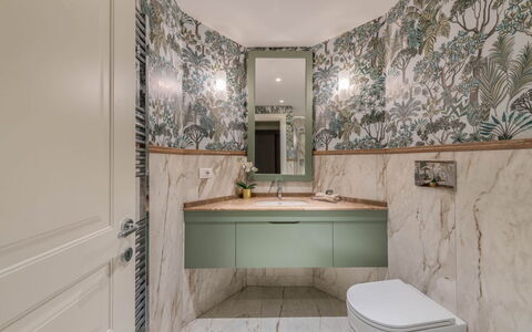 Duomo Penthouse by Geco Vacation Rentals: Spiegel, Armatur, Eigentum, Gebäude, Sinken, Badezimmer, Bad Sink, Zapfhahn, Interior Design, Toilette