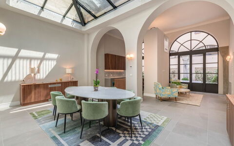 Duomo Penthouse by Geco Vacation Rentals: Tabelle, Möbel, Eigentum, Stuhl, Pflanze, Fenster, Holz, Gebäude, Interior Design, Fussboden