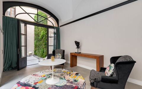 Duomo Penthouse by Geco Vacation Rentals: Tabelle, Eigentum, Gebäude, Fenster, Pflanze, Komfort, Beleuchtung, Die Architektur, Interior Design, Haus