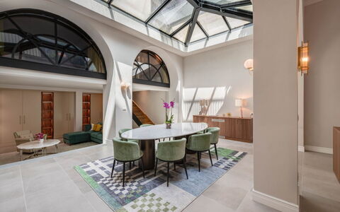 Duomo Penthouse by Geco Vacation Rentals: Möbel, Eigentum, Tabelle, Stuhl, Die Architektur, Interior Design, Fussboden, Flooring, Holz, Grundeigentum