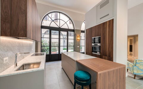 Duomo Penthouse by Geco Vacation Rentals: Möbel, Eigentum, Tabelle, Cabinetry, Interior Design, Fenster, Holz, Stuhl, Küche, Pflanze