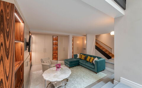 Duomo Penthouse by Geco Vacation Rentals: Tabelle, Gebäude, Eigentum, Möbel, Couch, Komfort, Bilderrahmen, Pflanze, Interior Design, Beleuchtung