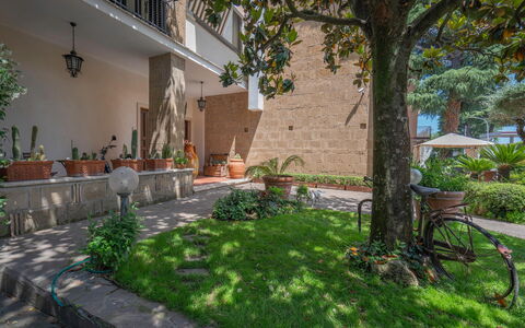 A Casa Di Camillo, Nepi, a C, Wifi: Pflanze, Eigentum, Fahrrad, Gebäude, Baum, Die Architektur, Nachbarschaft, Urban Design, Gras, Strassenbelag