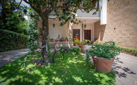 A Casa Di Camillo, Nepi, a C, Wifi: Pflanze, Gebäude, Blumentopf, Baum, Strassenbelag, Gras, Nachbarschaft, Wohngebiet, Landschaft, Grundeigentum