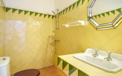 Gran Llombards: Spiegel, Eigentum, Armatur, Bad Sink, Sinken, Badezimmer, Zapfhahn, Gebäude, Toilleten Sitz, Interior Design