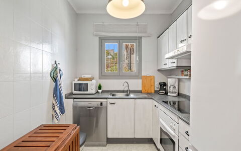 Vista Romantica: Cabinetry, Eigentum, Möbel, Countertop, Sinken, Interior Design, Beleuchtung, Holz, Küche, Flooring