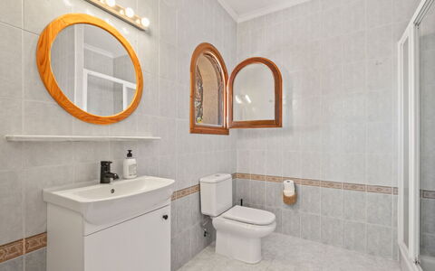 Vista Romantica: Spiegel, Zapfhahn, Armatur, Sinken, Bad Sink, Eigentum, Gebäude, Badezimmer, Badezimmerschrank, Lila