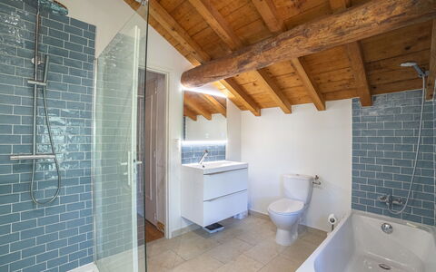 Villa Jeamic: Armatur, Gebäude, Badezimmer, Badewanne, Holz, Zapfhahn, Fenster, Haus, Sinken, Flooring
