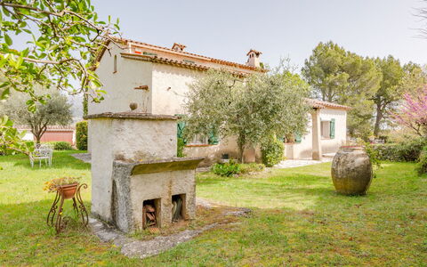 La Palombière: Pflanze, Himmel, Eigentum, Gebäude, Fenster, Baum, Grundstueck, Haus, Hütte, Natürliche Landschaft