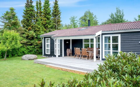 Mira - 500M from the Sea: Haus, Zuhause, Tür, Dach, Hütte, Estate, Garten, Schatten, Abstellgleis, Garten