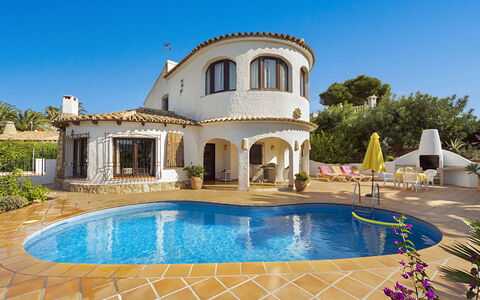 Navarra: Wasser, Himmel, Pflanze, Eigentum, Gebäude, Schwimmbad, Azurblau, Freizeit, Baum, Fenster