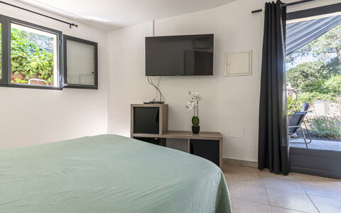 Porto Vecchio 157: Pflanze, Möbel, Gebäude, Eigentum, Komfort, Textil, Holz, Schatten, Interior Design