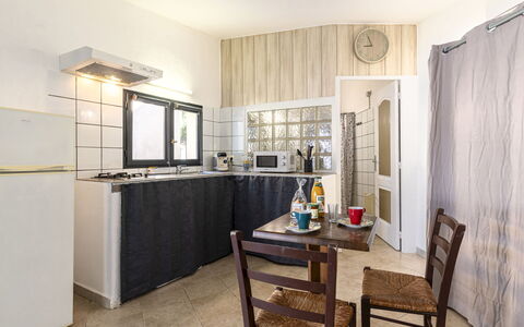 Porto Vecchio 157: Möbel, Eigentum, Tabelle, Cabinetry, Stuhl, Gebäude, Holz, Interior Design, Haus, Flooring