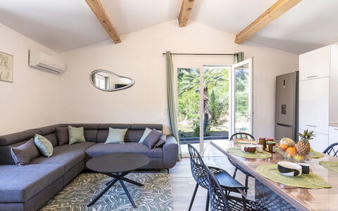 Porto Vecchio 157: Tabelle, Möbel, Eigentum, Bilderrahmen, Couch, Holz, Interior Design, Fenster, Die Architektur, Fussboden