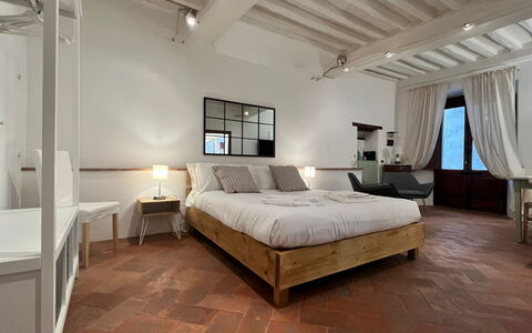 Vicolo Della Scala Rooms: Gebäude, Möbel, Eigentum, Fenster, Komfort, Holz, Bettrahmen, Schatten, Interior Design, Bett