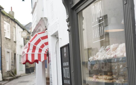 Juliot: Eigentum, Wasser, Himmel, Interior Design, Gebäude, Schwimmbad, Freizeit, Schatten, Baum, Eigentumswohnung