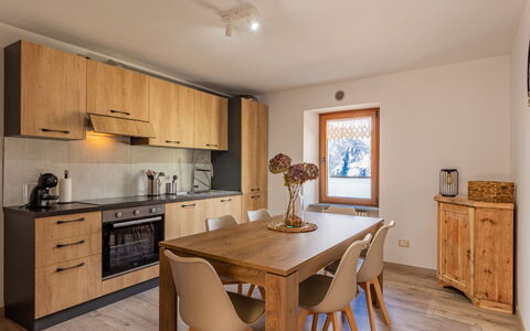Miki Mhouse: Cabinetry, Eigentum, Möbel, Countertop, Holz, Tabelle, Interior Design, Beleuchtung, Fussboden, Flooring