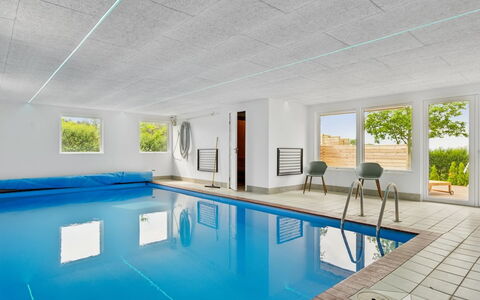 Neele - 800M from the Sea: Möbel, Interior Design, Flooring, Fussboden, Decke, Zimmer, Stuhl, Tabelle, Wohnung, Küche & Esszimmer Tisch