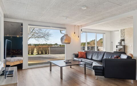 Neele - 800M from the Sea: Möbel, Interior Design, Flooring, Fussboden, Decke, Zimmer, Stuhl, Tabelle, Wohnung, Küche & Esszimmer Tisch
