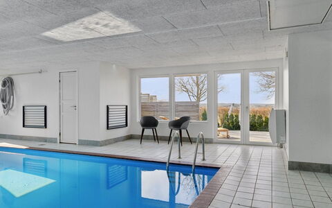 Neele - 800M from the Sea: Möbel, Interior Design, Flooring, Fussboden, Decke, Zimmer, Stuhl, Tabelle, Wohnung, Küche & Esszimmer Tisch