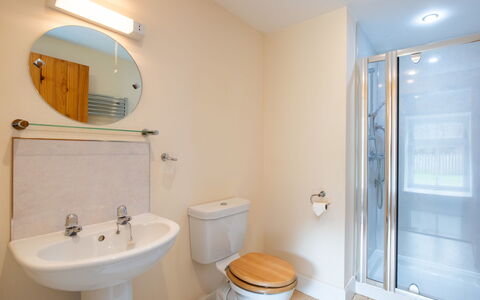 Old Stables: Badezimmer, Armatur, Flooring, Wand, Bad Sink, Fussboden, Interior Design, Toilleten Sitz, Toilette, Sinken